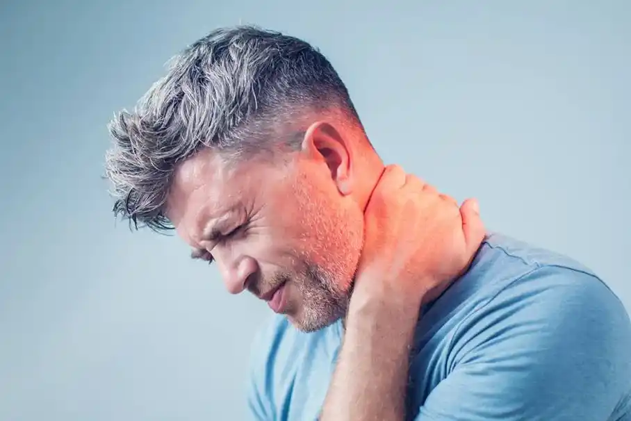 جراحی دیسک گردن در تهران | دکتر خلیل کُملاخ 4 درد مداوم گردن